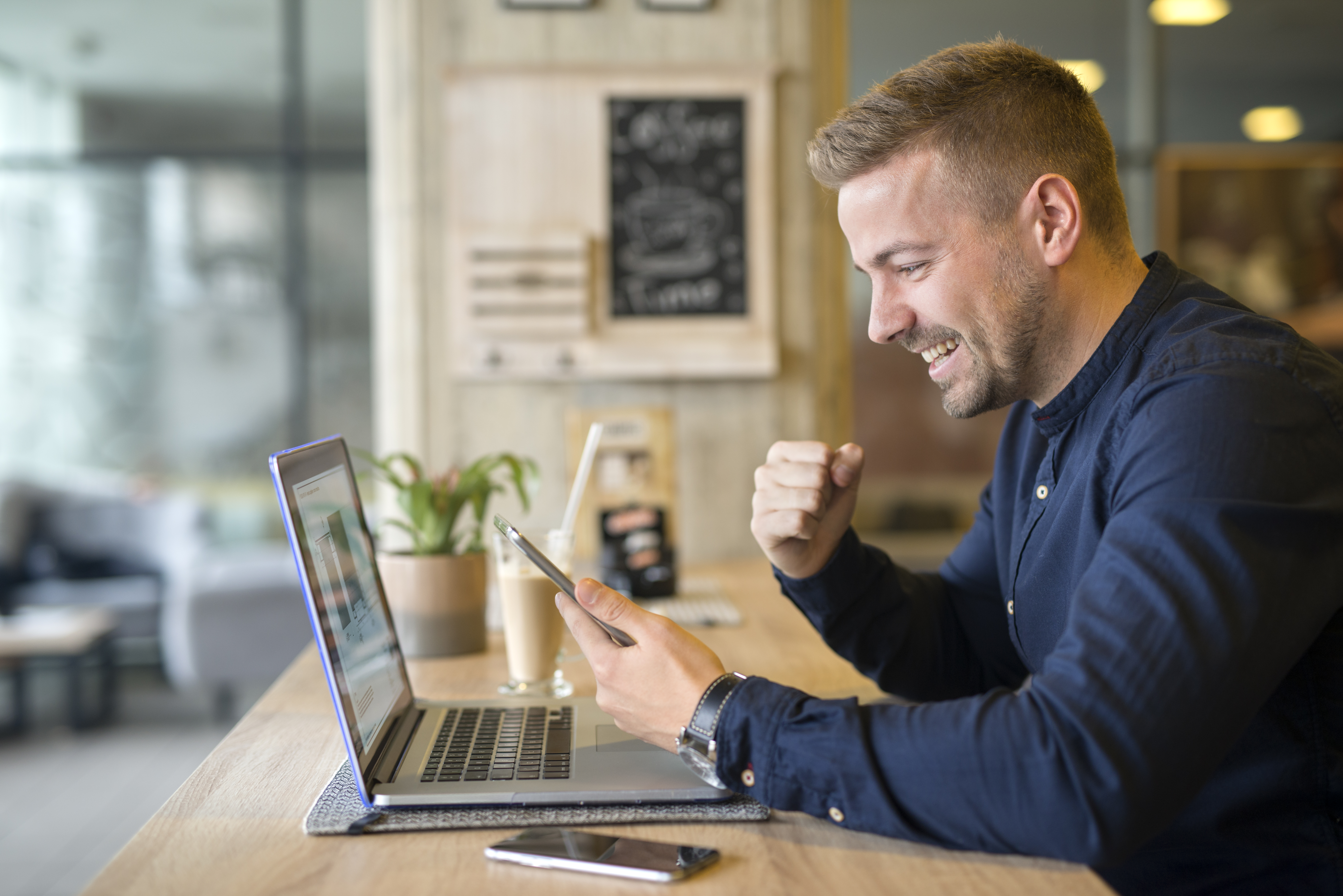 Elégedett ügyfél a kampányeredmények láttán a laptopja előtt