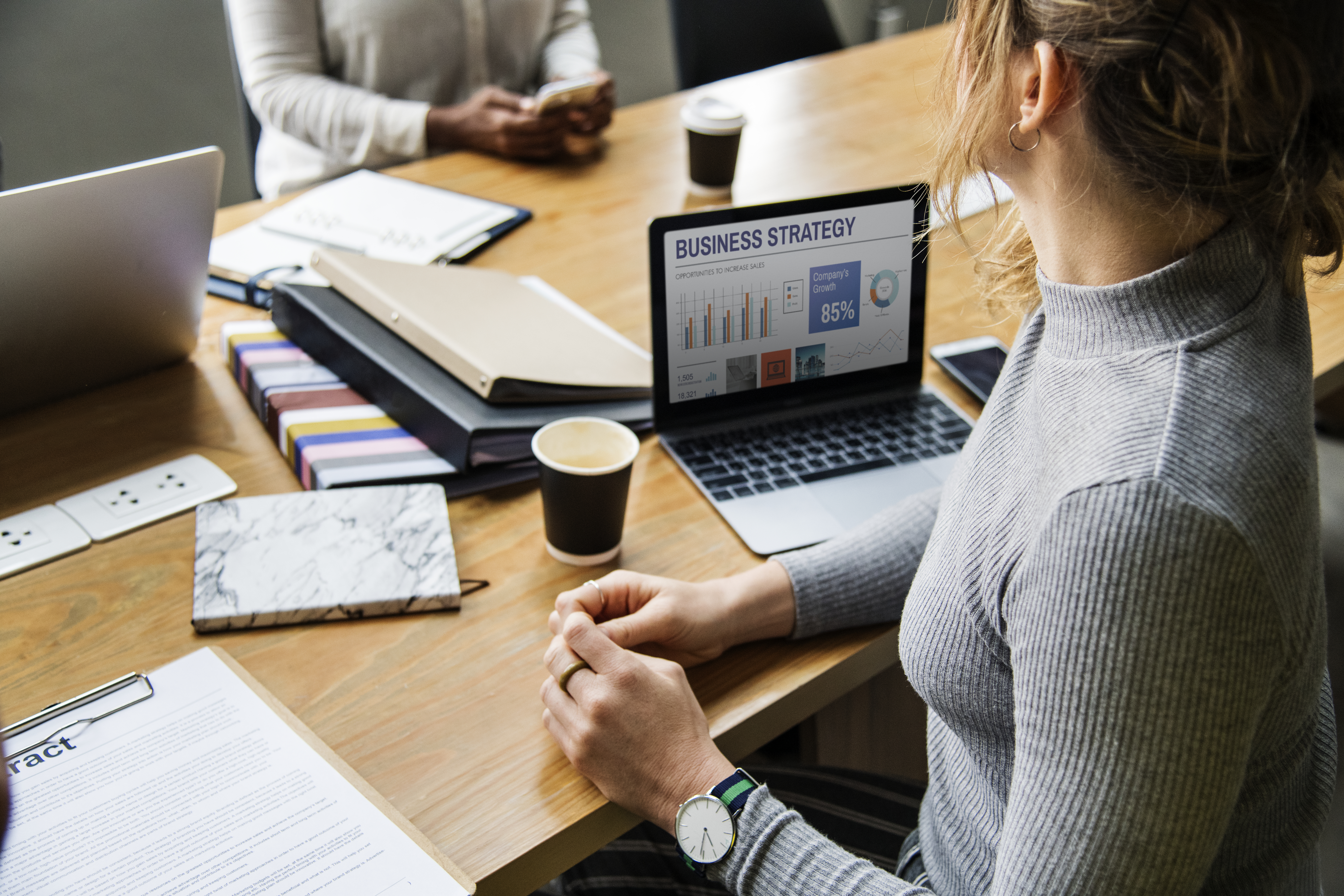 Ügyfélmegbeszélés – marketingstratégia egyeztetése laptop mellett